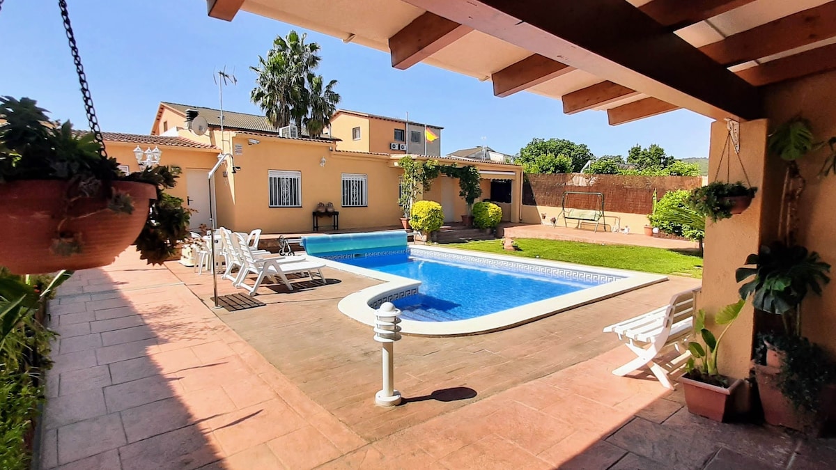 Chalet vacacional con piscina privada y barbacoa.