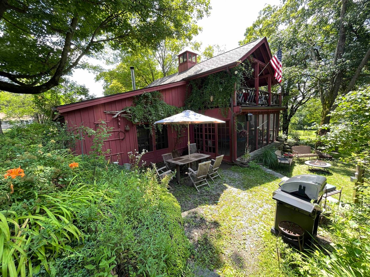 Rustic 2 bedroom barn getaway!