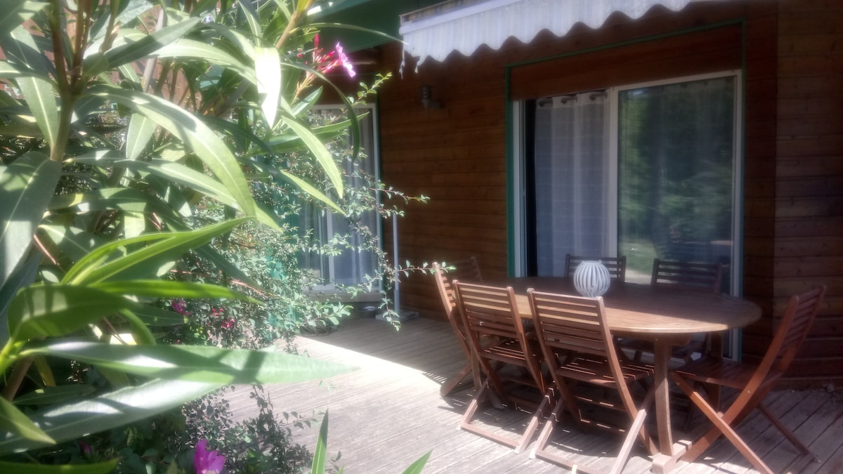 Villa en bois en lisière de forêt.