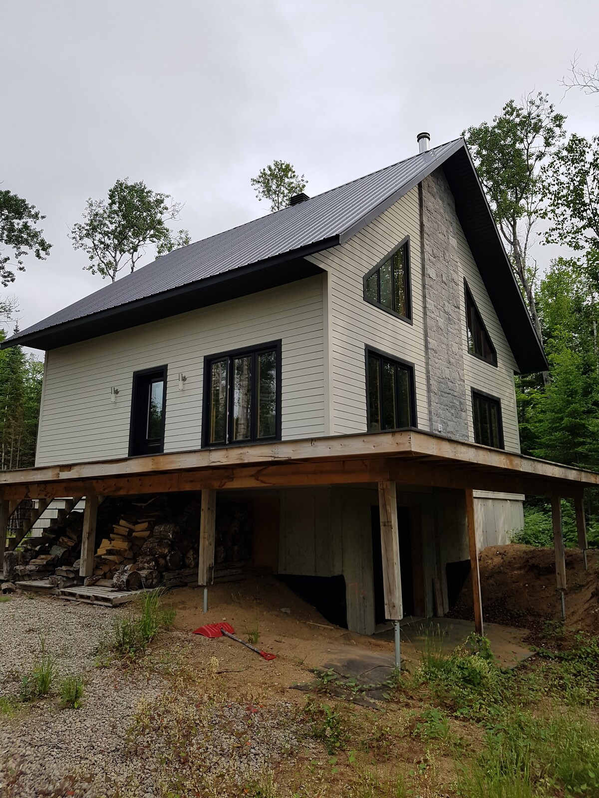 拉克红色度假木屋（ Chalet Bord du Lac Rouge ） ，地形辽阔