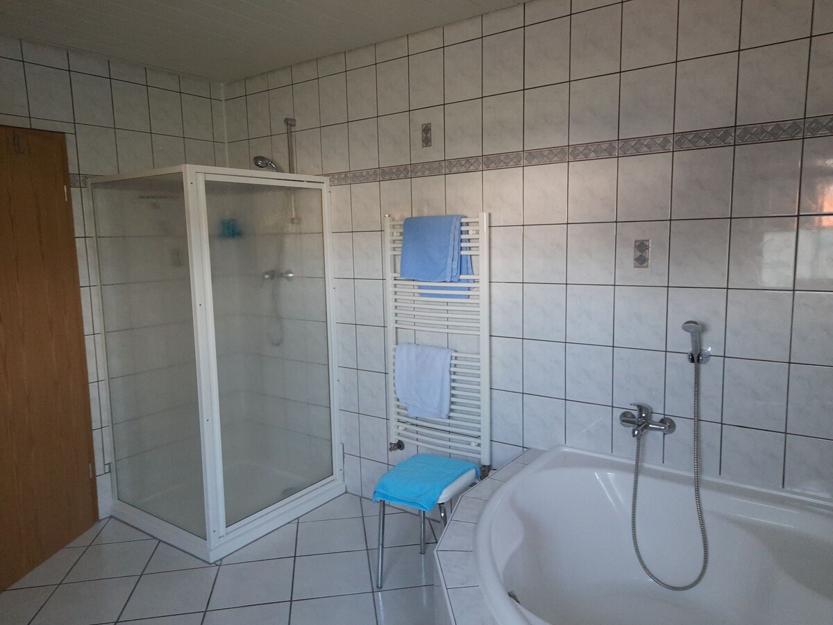 Ferienwohnung beim Ried, (Bad Waldsee), Ferienwohnung, 95qm, Balkon, 2 Schlafzimmer, max. 3 Personen