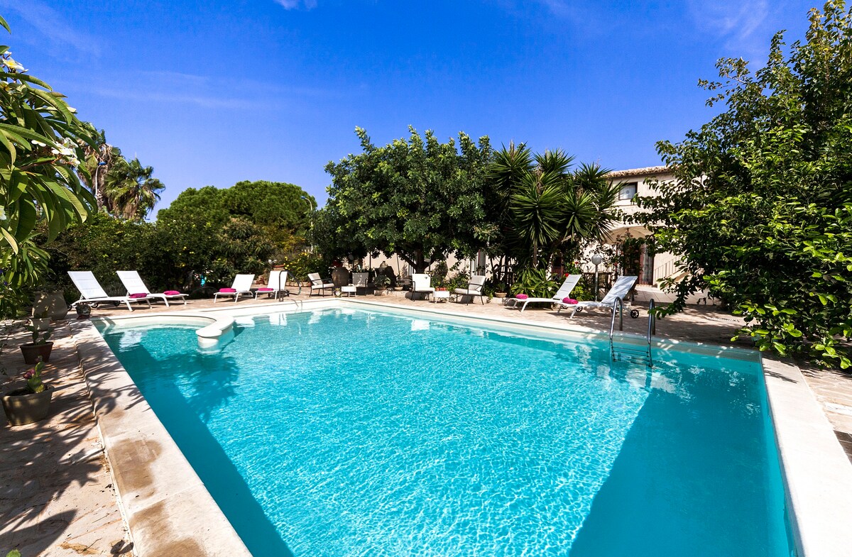 Villa U Marchisi BnB泳池和花园3