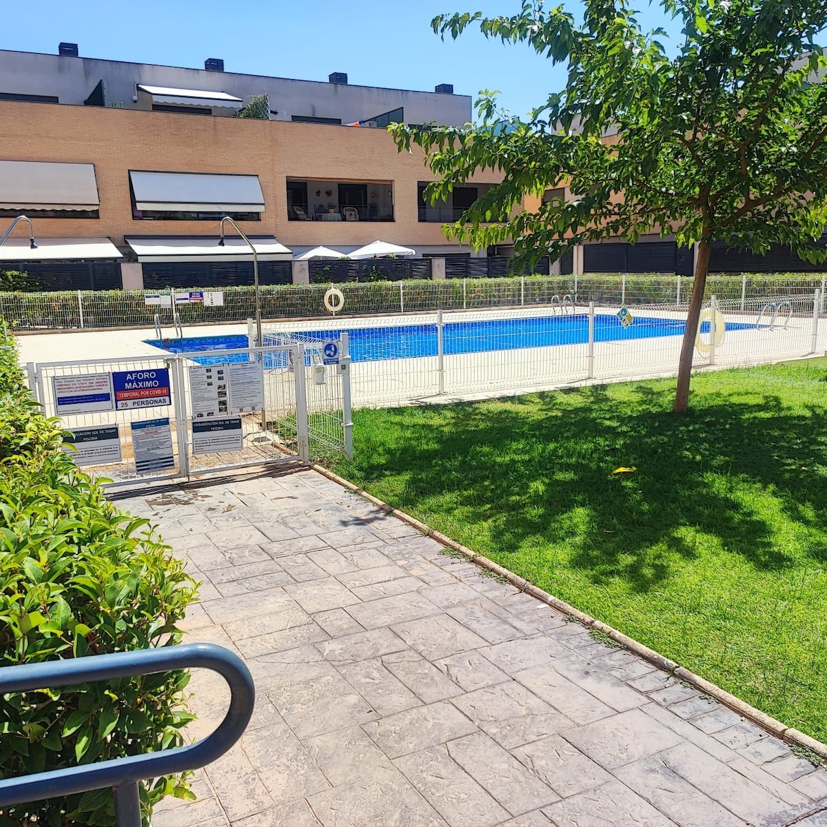 Bajo con piscina y terraza