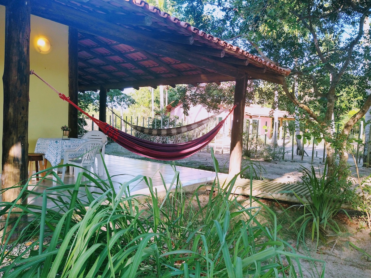 Ampla casa em condomínio à beira d' agua