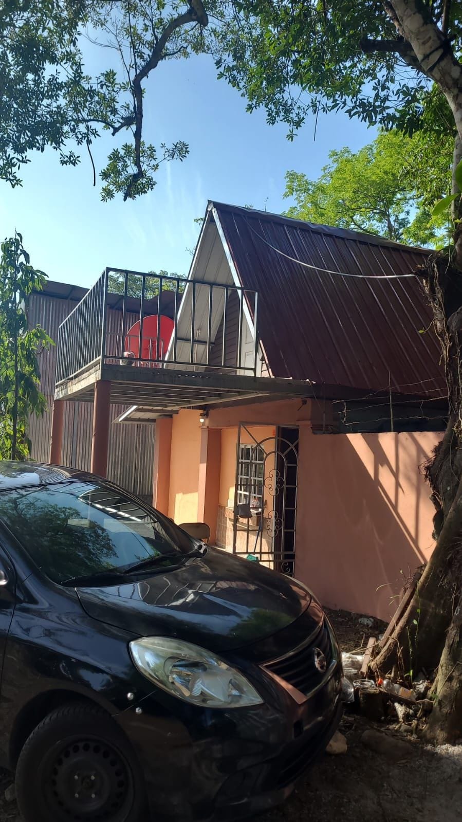 Casa tipo cabaña de 2 plantas.