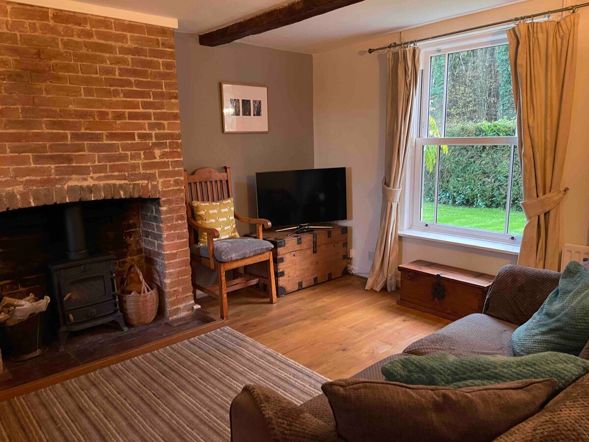 NEW: Delightful 2-bed country cottage, wood burner