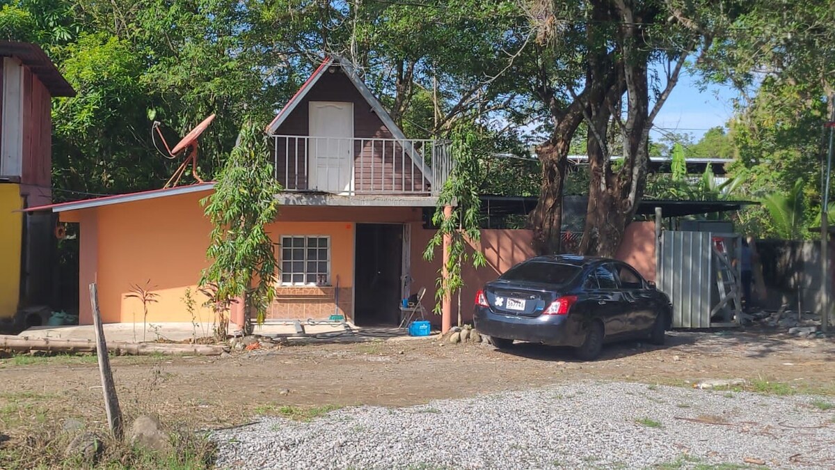 Casa tipo cabaña de 2 plantas.