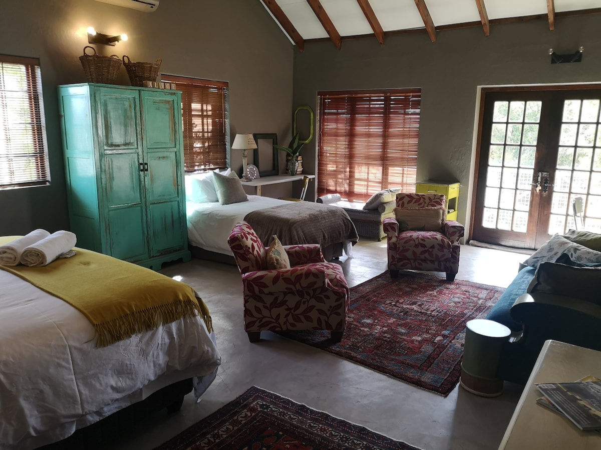 A cozy, artistic suburb-stay @ Alice in Africa