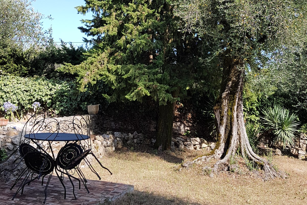 Gîte avec jardin, parking au calme d'une impasse