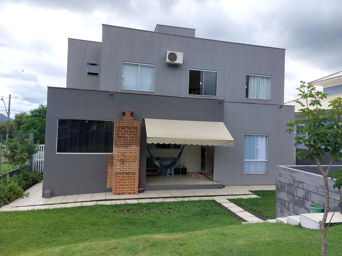 quarto em casa de família.