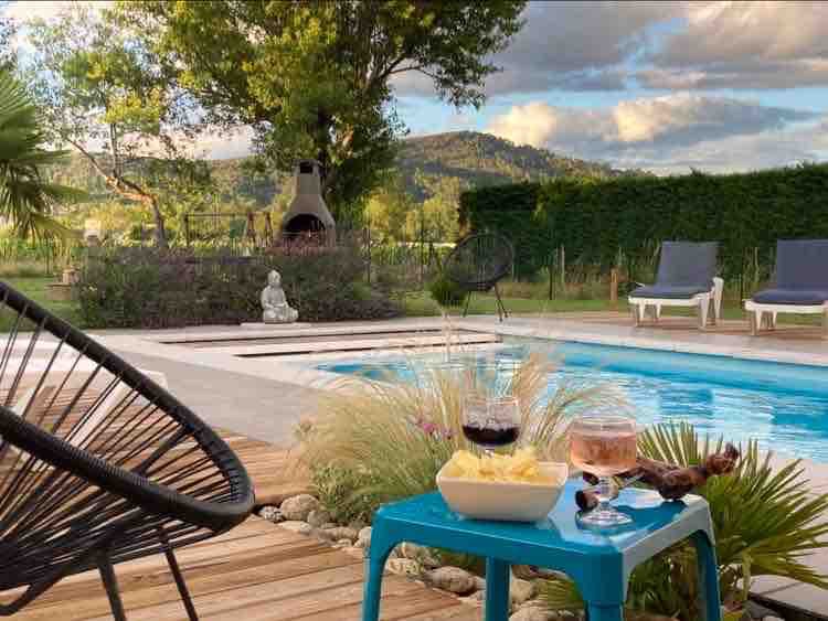 Gîte Le vallon des vignes, piscine privée, jardin