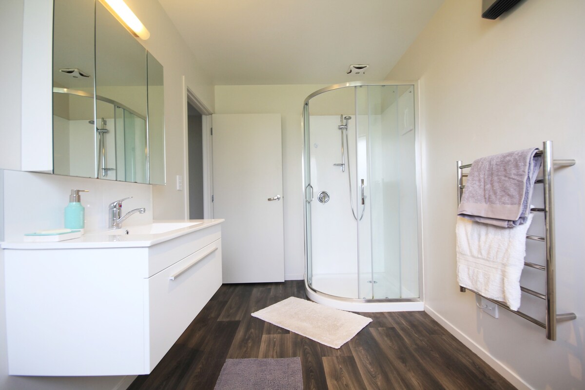 华丽舒适的房间和带浴缸的独立卫生间！