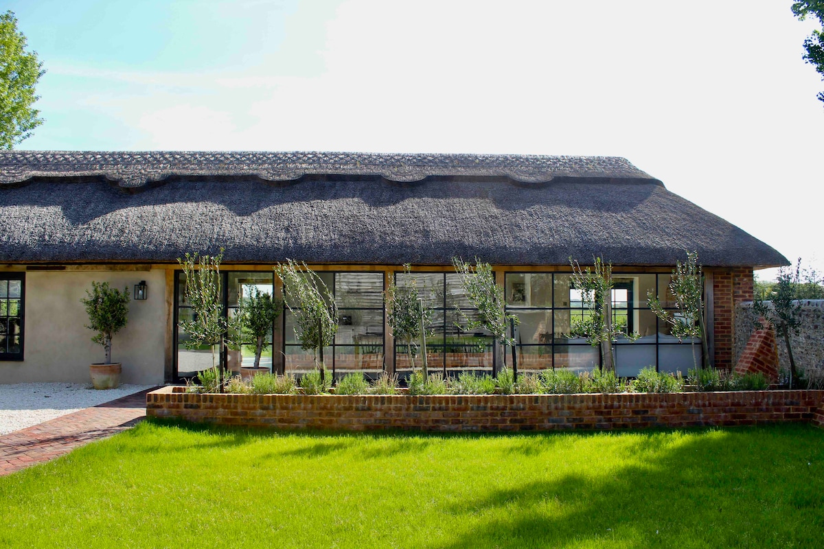 Thatched barn near West Wittering beach & Goodwood