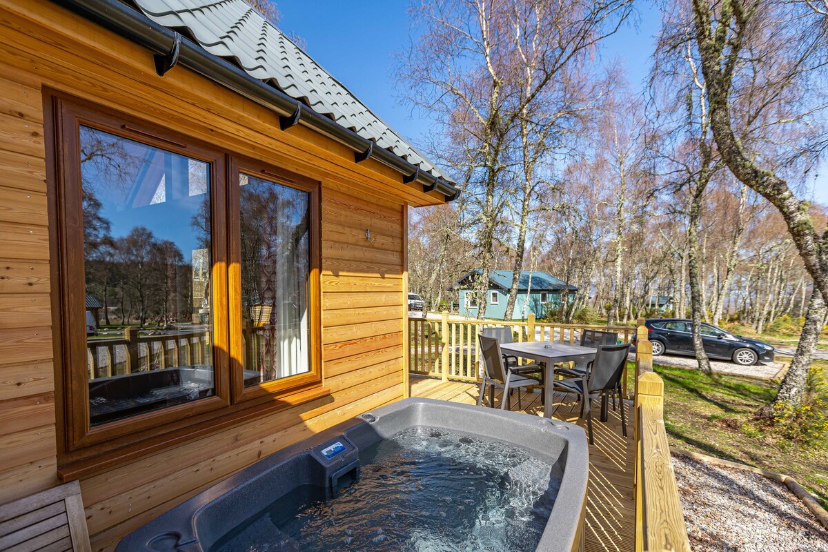 Thistle Lodge 21, sleeping 2, with Private Hot Tub