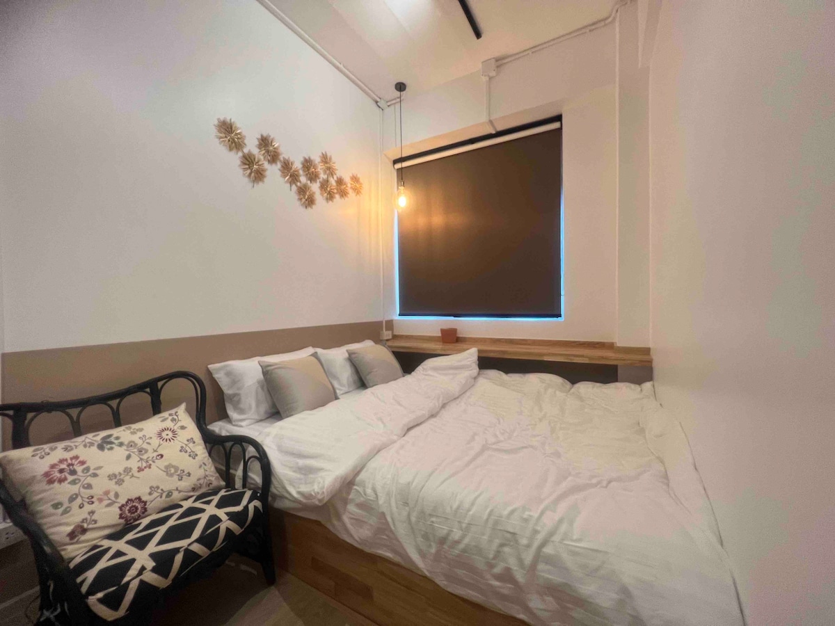 Cozy Private Queen Bed Near Silom MRT BTS for Work