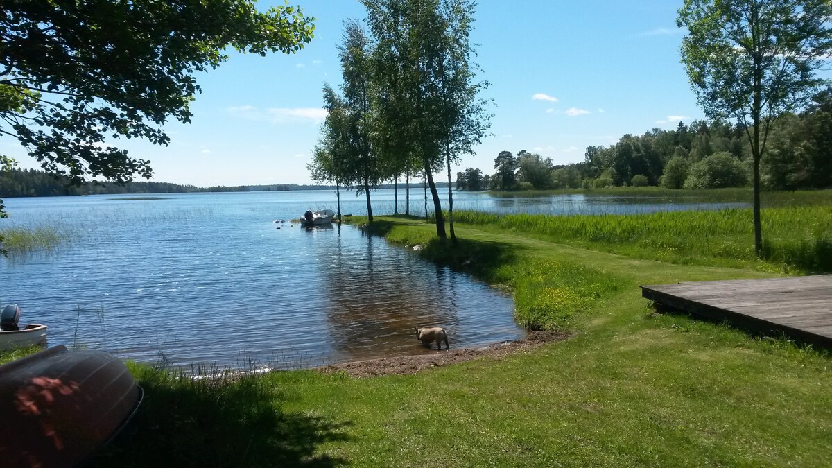 Lakeside studio close to the lake Helgasjön.