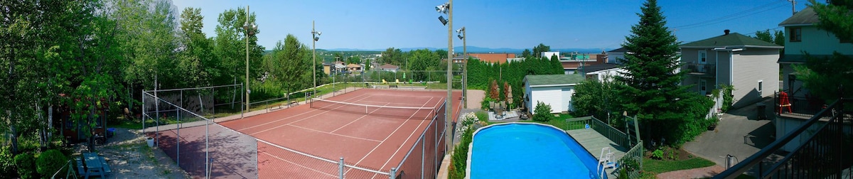 4间客房、停车场和网球场