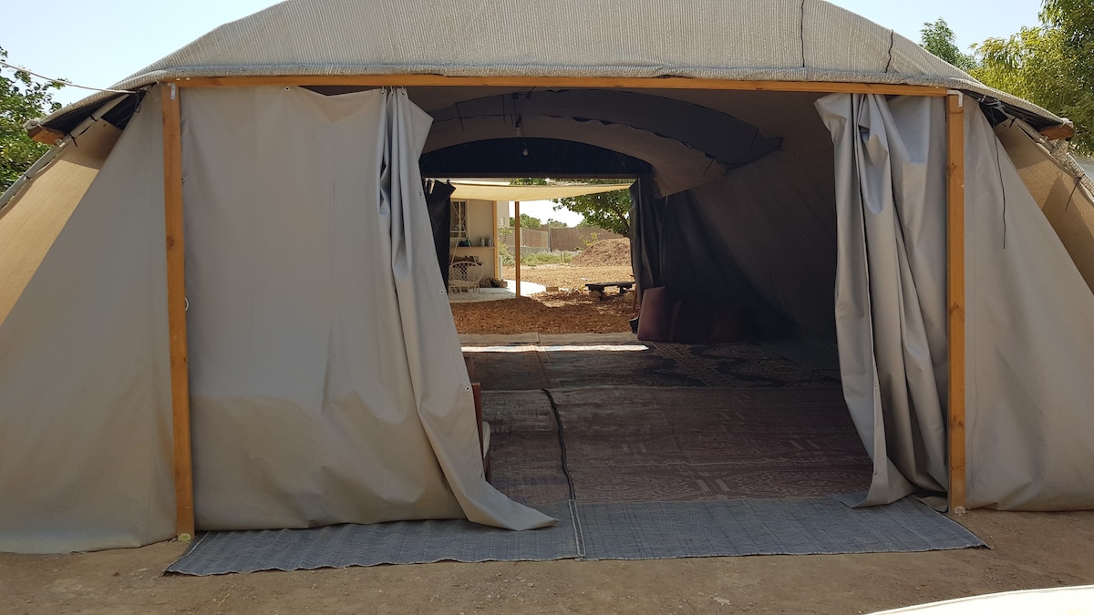 村庄里的Khan和一个呵护帐篷