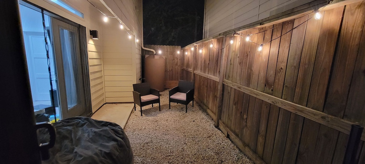 Peaceful Private Suite with Private Patio near DT