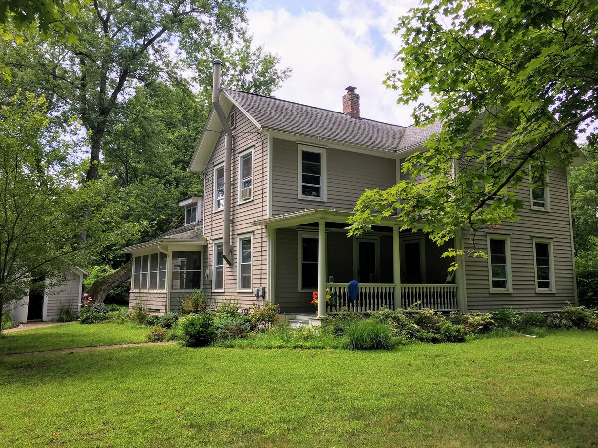 Spacious 8-10 person House in Brooktondale