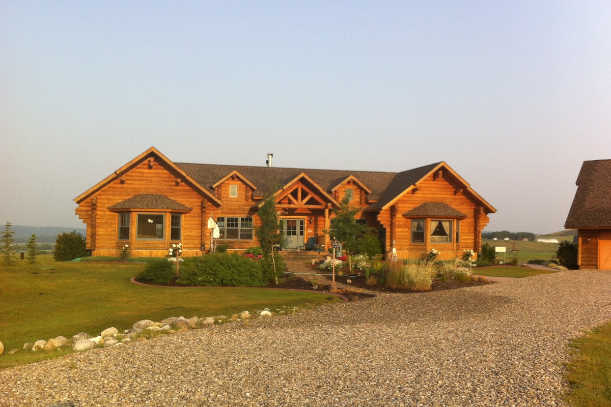 Log Home Retreat With a View