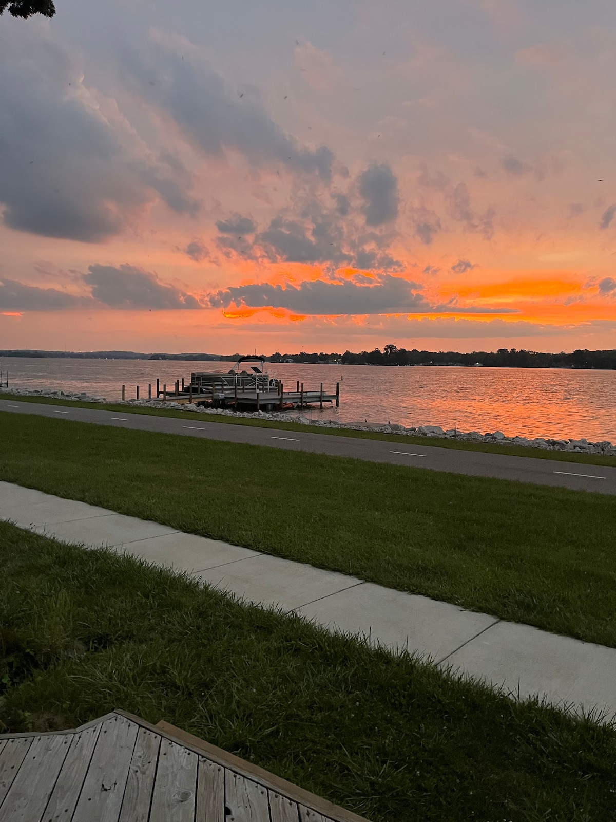 位于巴克耶湖（ Buckeye Lake ）上的您的家！