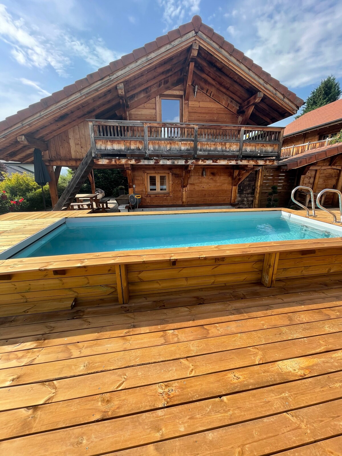 夏季舒适的冬季度假木屋，带私人泳池