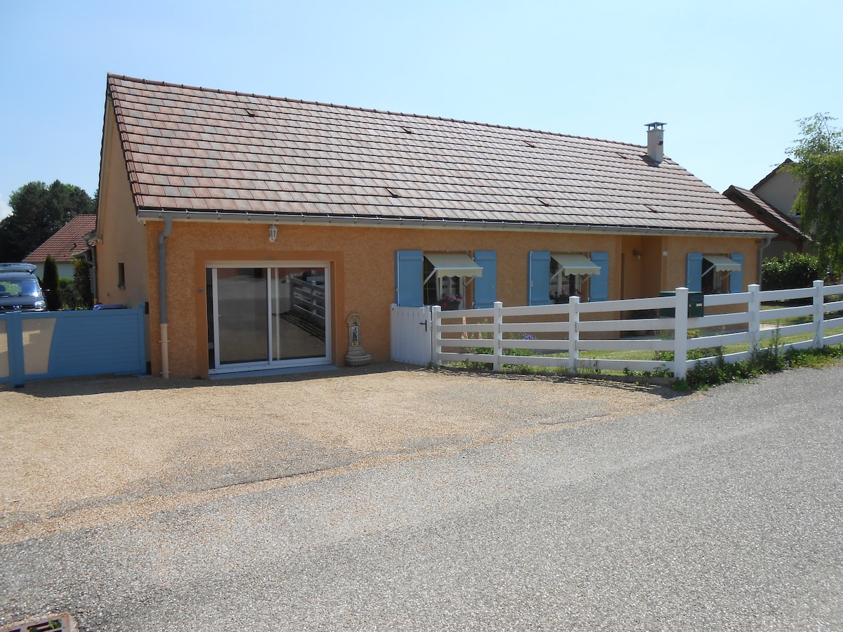 Maison avec piscine et proche des lacs