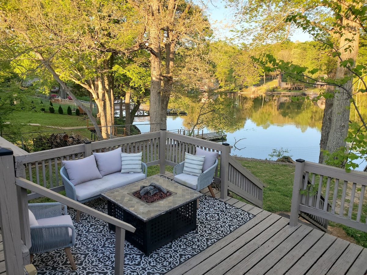 Waterfront Cottage High Rock Lake