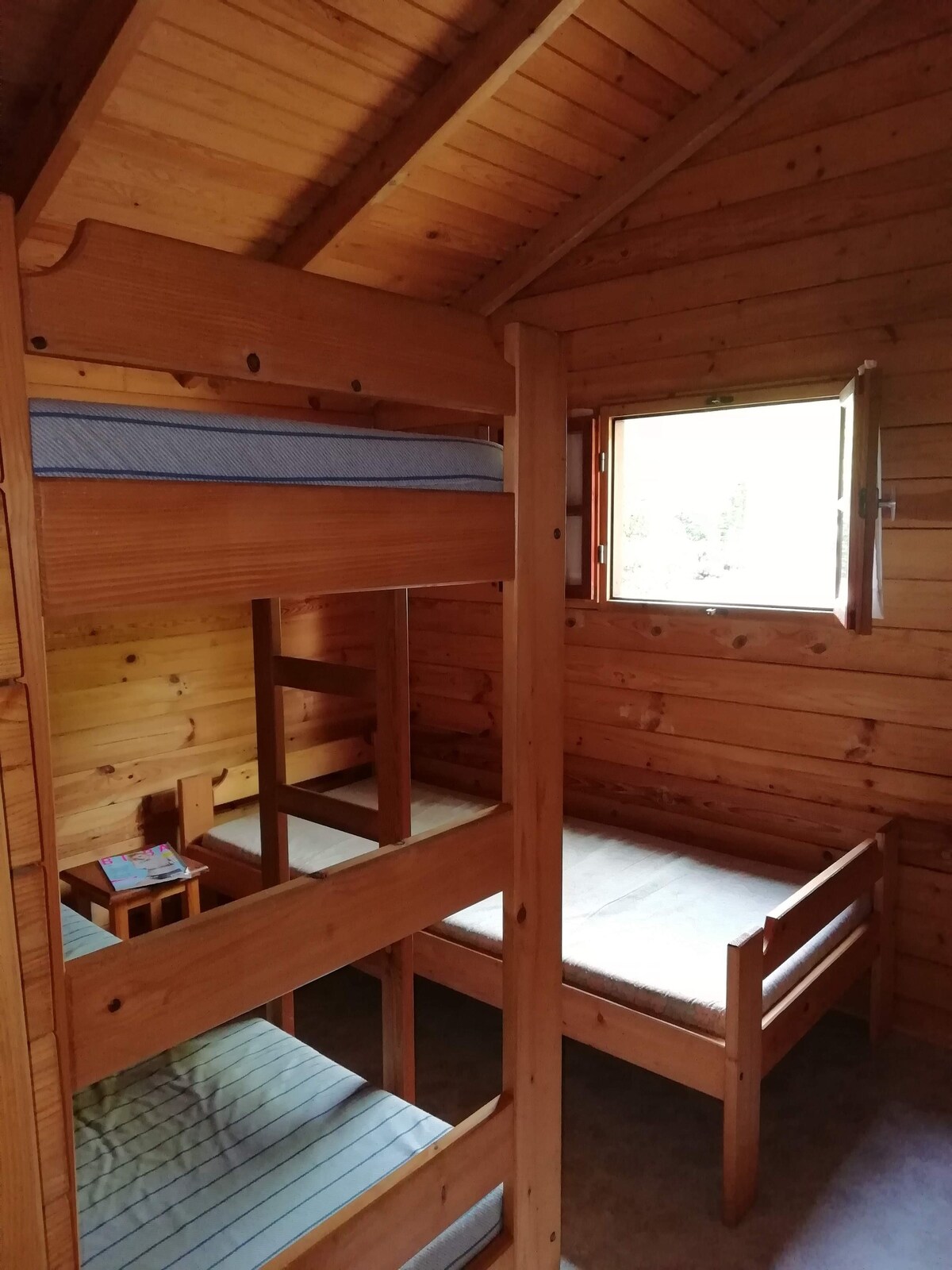 在家庭露营地租赁木质小木屋