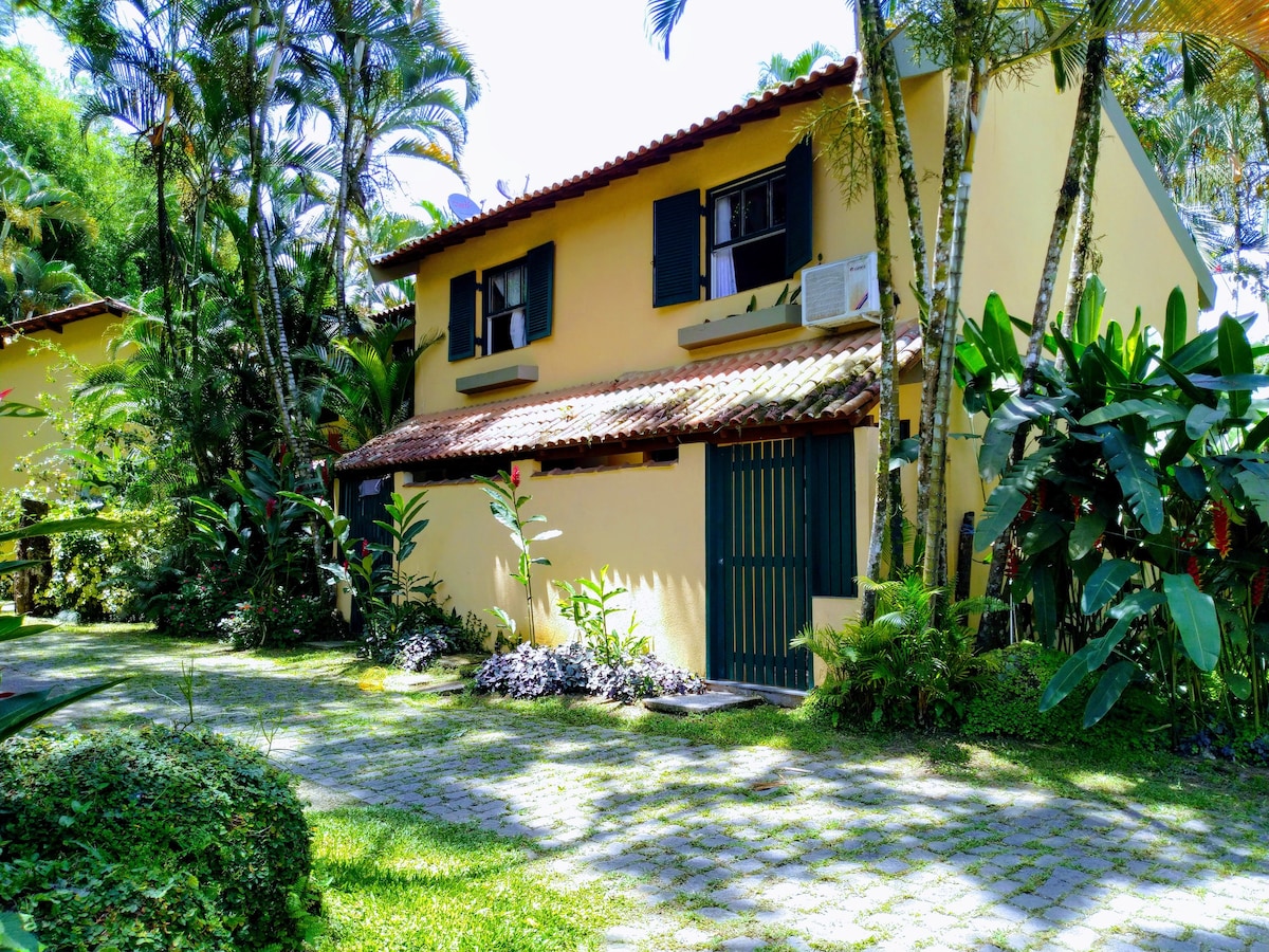 Paraty: piscina, muito charme, verde e segurança!