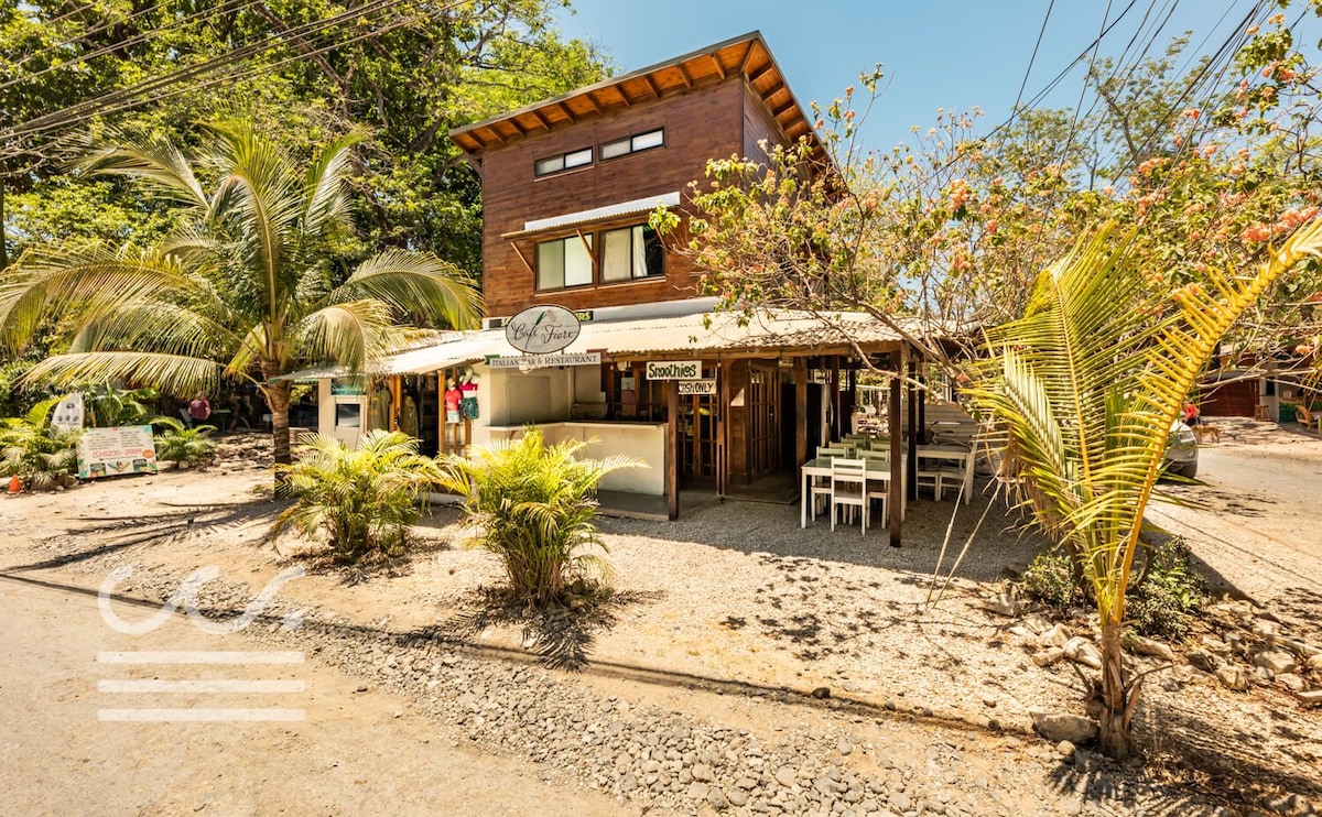 Honali House Bungalow a block from the beach