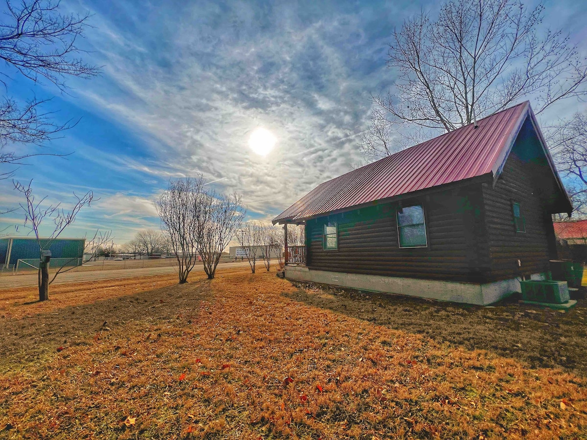 Bigfoot’s Tiny Log Cabin at Lake Eufaula + Hot Tub