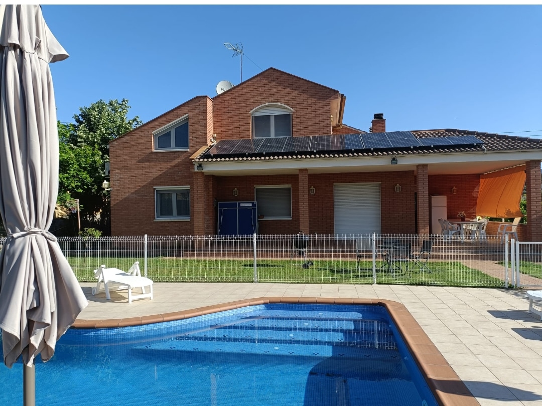 Casa con jardín y piscina privada.