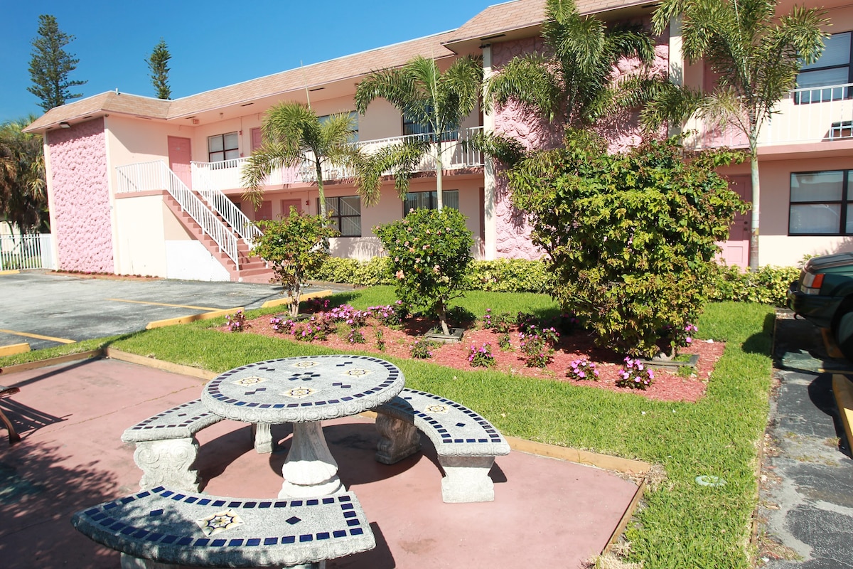 Last minute deal, 2 miles from the Beach