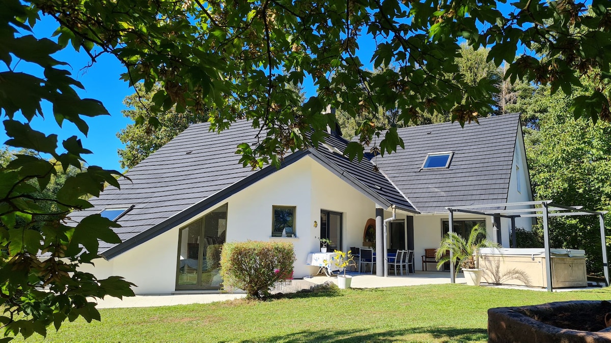 VILLA en bord de rivière avec jacuzzi extérieur.