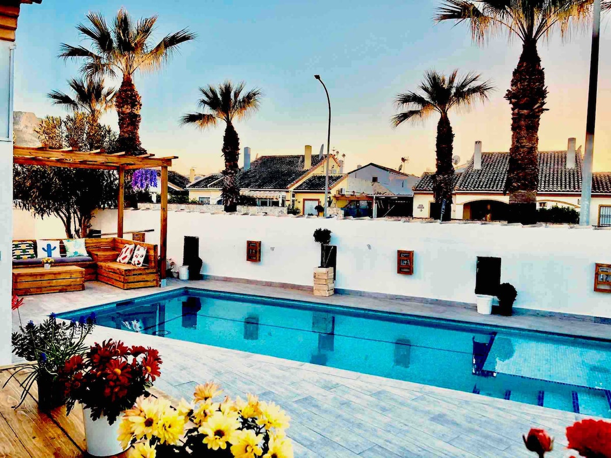 别墅设有私人游泳池，距离大海仅300米！ ！