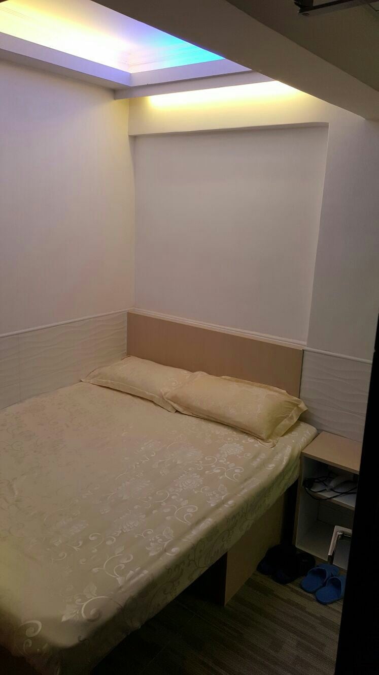 喜日賓館：12號房間豪華大床（Deluxe bed room )床寬150cm，獨立洗手間，沒窗。