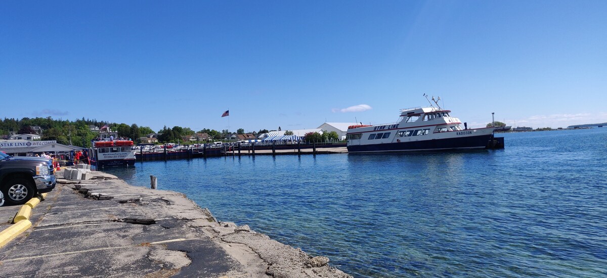 Yellow House ： Comfy Stay by Ferry in St. Ignace ！