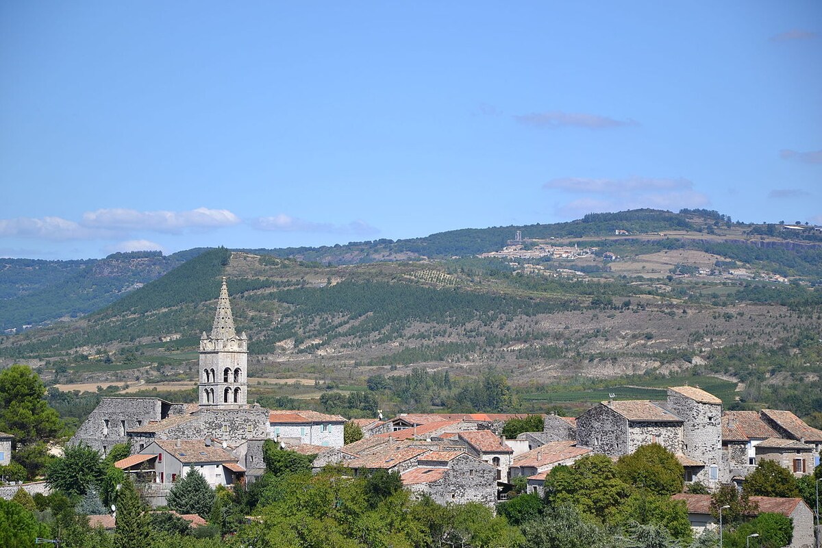 entre la riviere ARDECHE  et le PLATEAU du COIRON