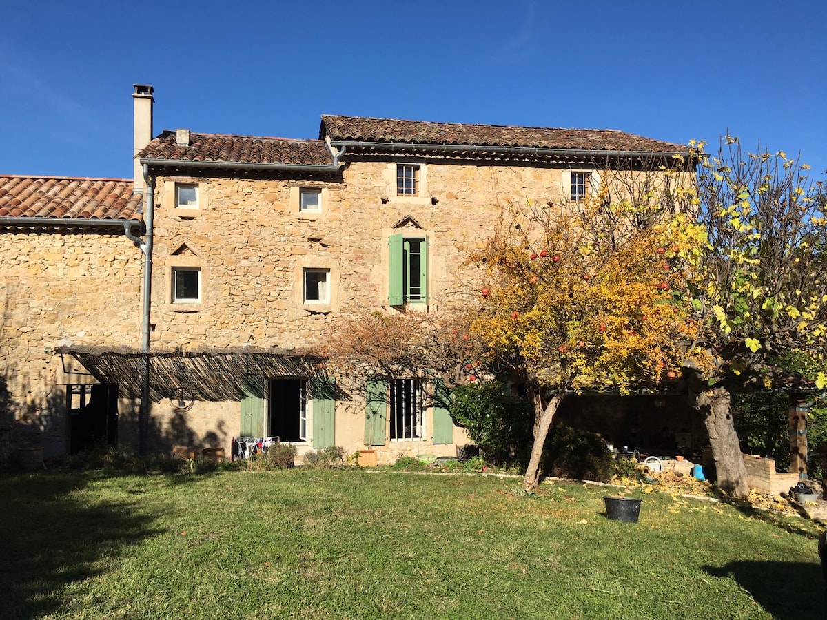 Maison de caractère, piscine, proche du Pont d'Arc