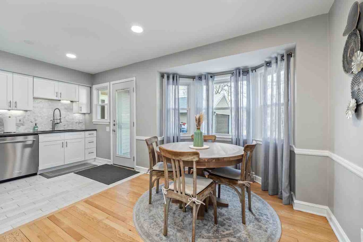 Tosa Village Gem: Luxuriously Renovated 2BR