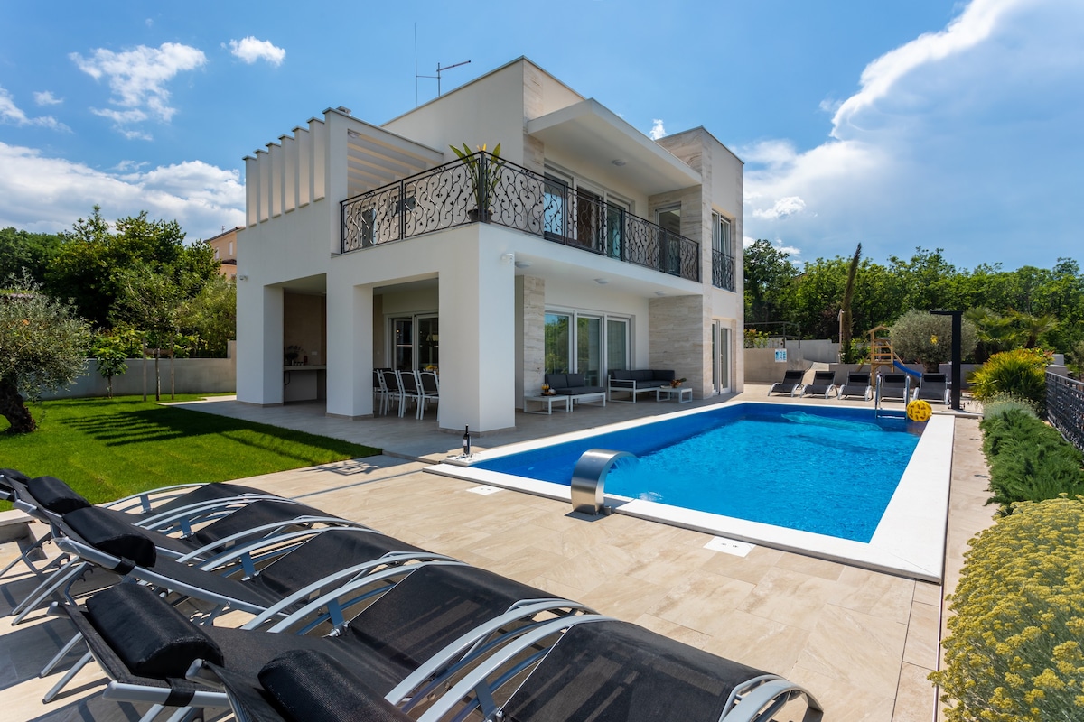 Luxury Villa with pool, sauna & stunning sea view