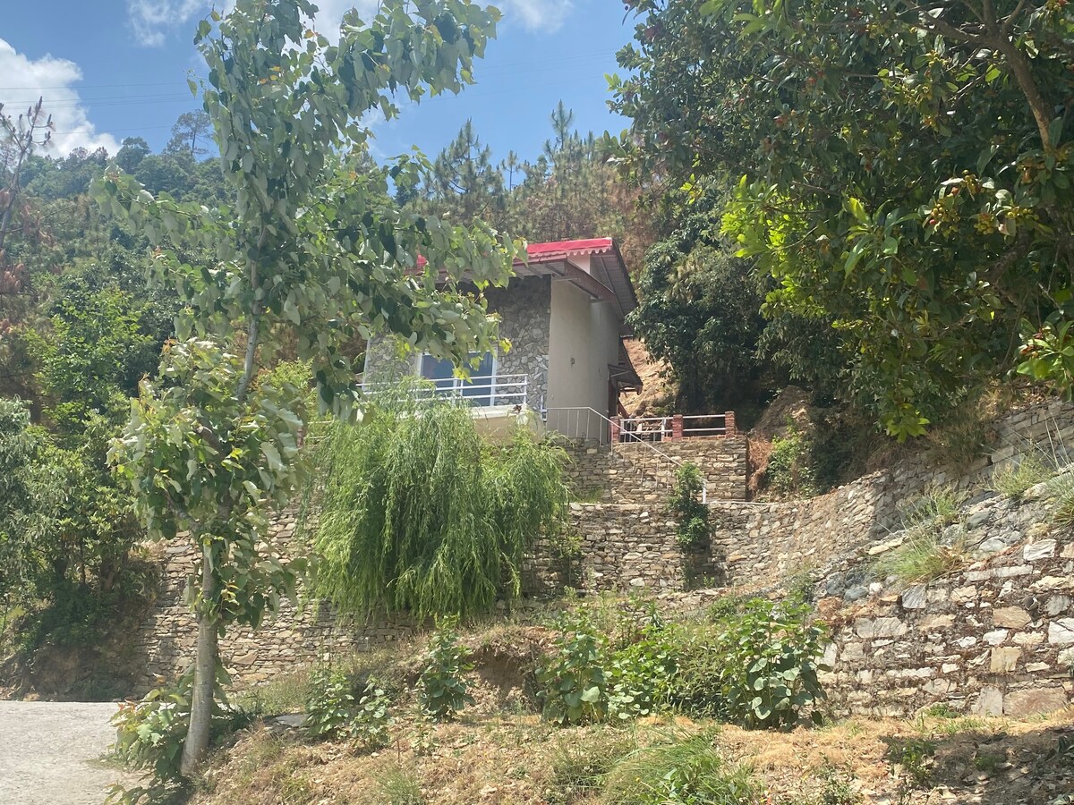 Charming independent cottage, Mukteshwar.