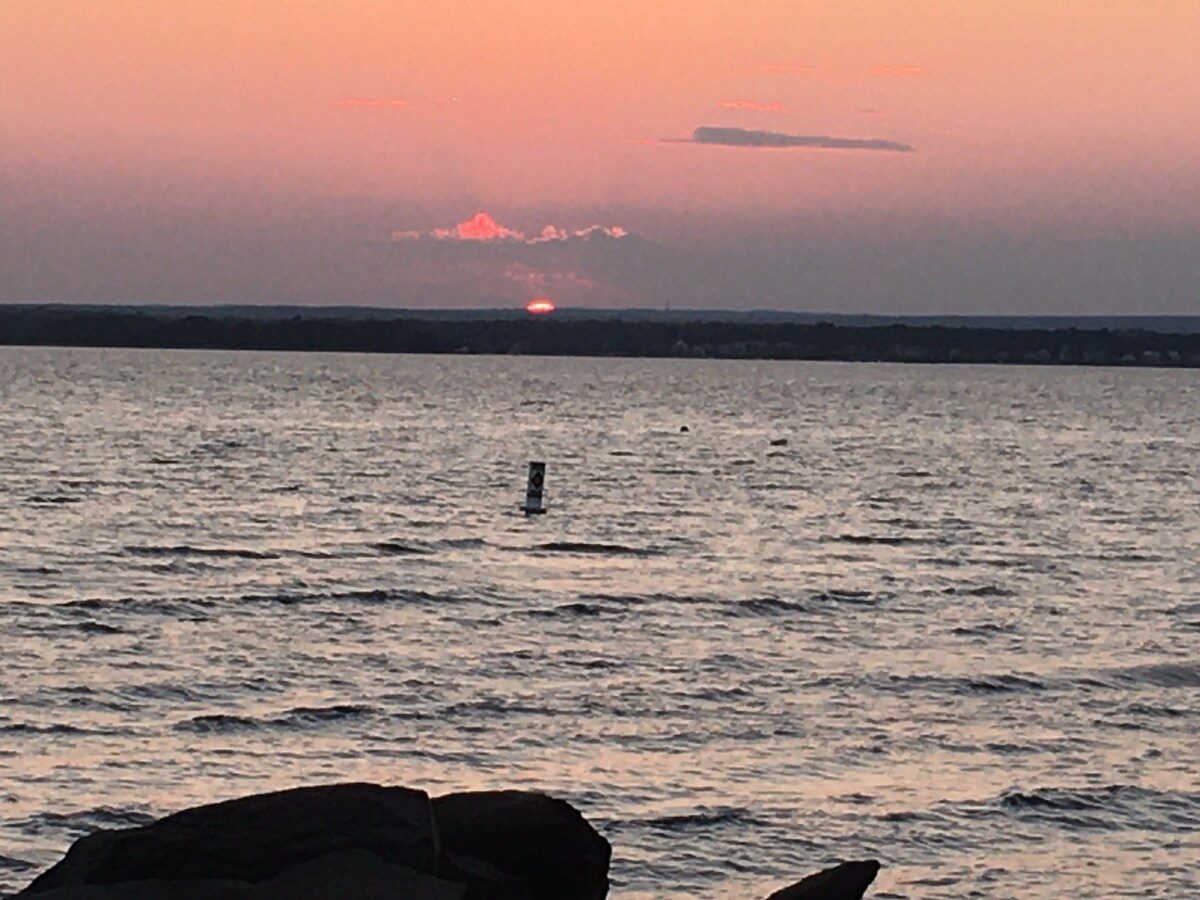 Island Bungalow near Newport, nearby beach/sunset