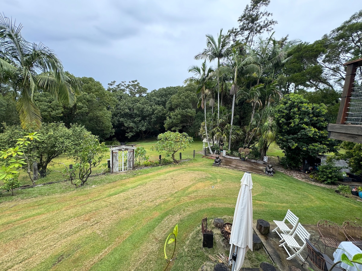 Unique creek front holiday property