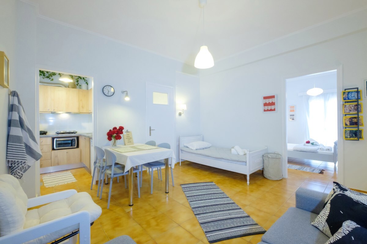 Seahorse Apt Akrogiali 2BR 1 min from the beach .