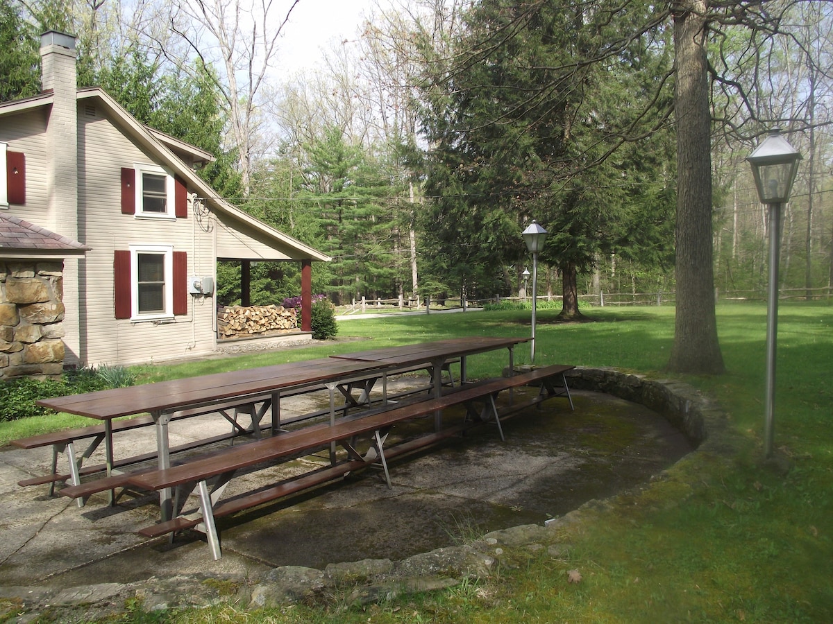 The Cottage At Ligonier Woodsy Cabin with Rec Blg