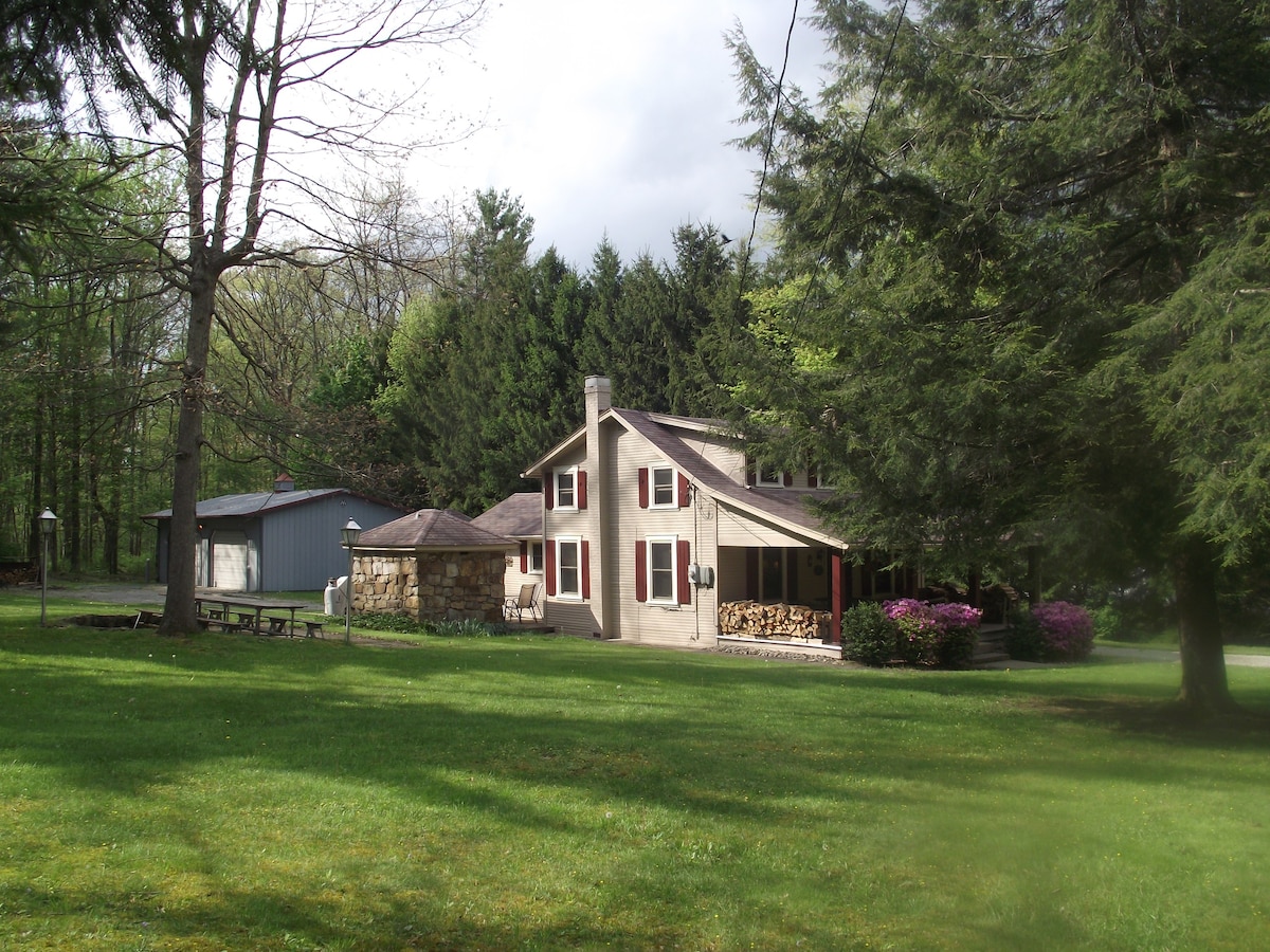 The Cottage At Ligonier Woodsy Cabin with Rec Blg