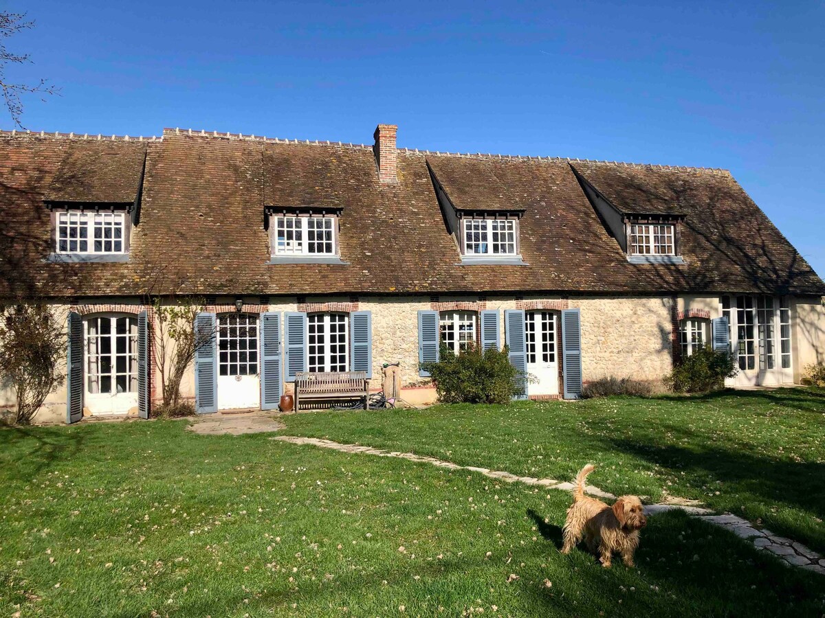 Longère de charme avec piscine à 1h de Paris